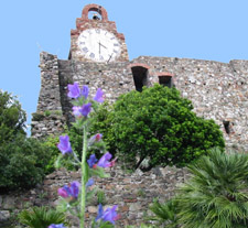 Burg mit Uhrwerk